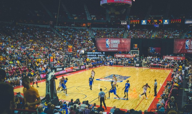 曼联冬窗策略转向，着眼市场机遇，暂缓高价锁定沃顿类目标